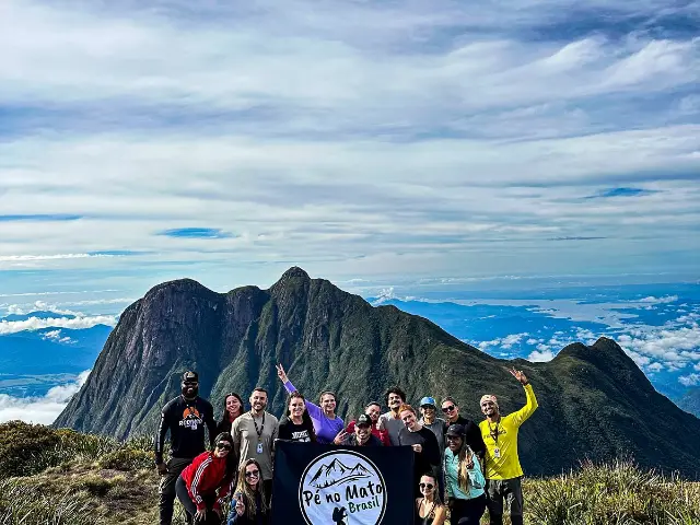 Grupo com a bandeira da Pé no Mato no alto da montanha